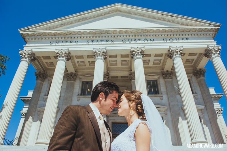 couple in front of charleston customs house